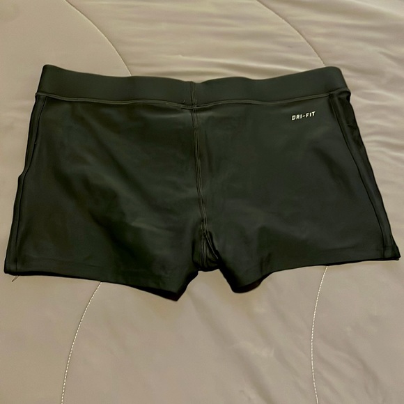 Nike performance shorts - Picture 2 of 3